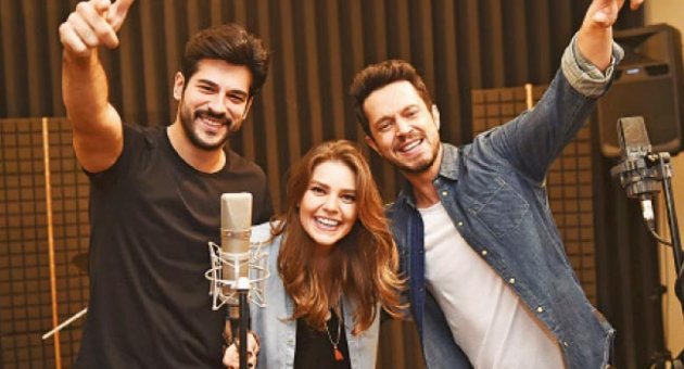 Kardeşler mikrofon başında