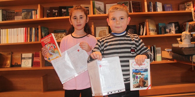 KARNELERİNİ GÖSTERDİLER, HEDİYE KİTAPLARINI ALDILAR