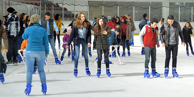 Karneyi alan buz pistine koştu