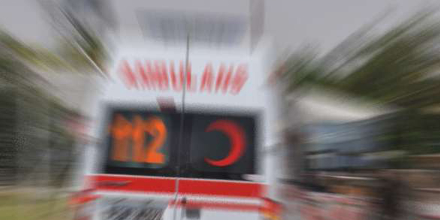 Karşıdan karşıya geçen İki genç kıza otomobil çarptı