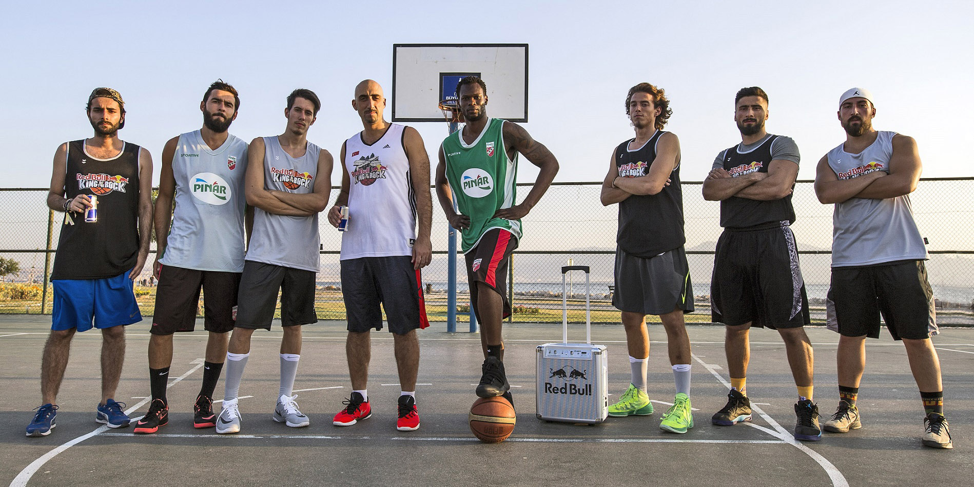 Karşıyakalı basketçilerden sokak sürprizi