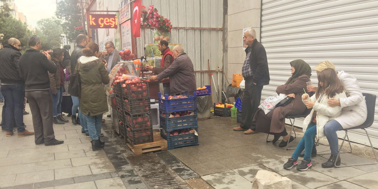 Karşıyaka'nın en işlek yerinde seyyar meyve suyu