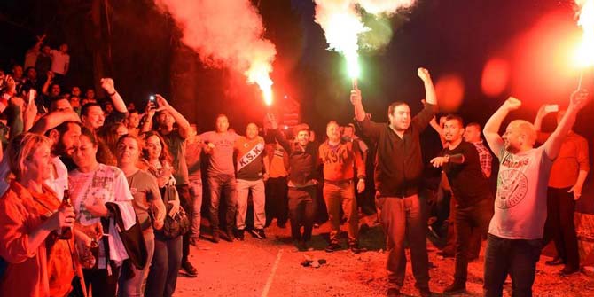Karşıyaka taraftarlarından meşaleli protesto