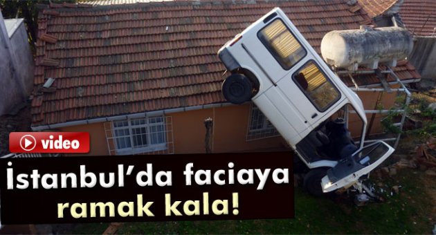 Kartal&#039;da minibüs evin üzerine uçtu