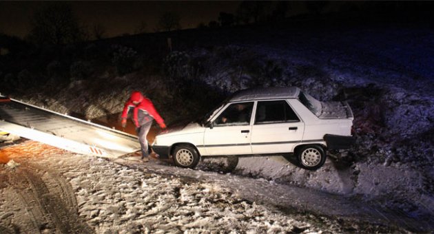 Kar yağışıyla gelen trafik kazası: 4 yaralı