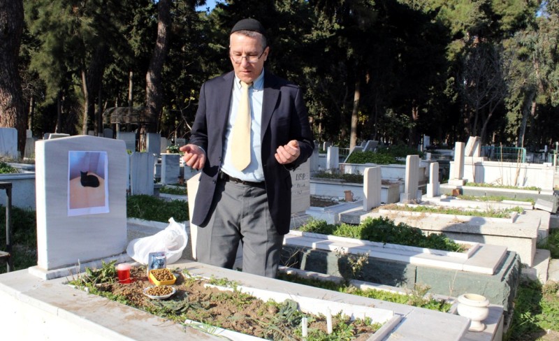Kedisini kayınpederinin mezarının üstüne gömdü