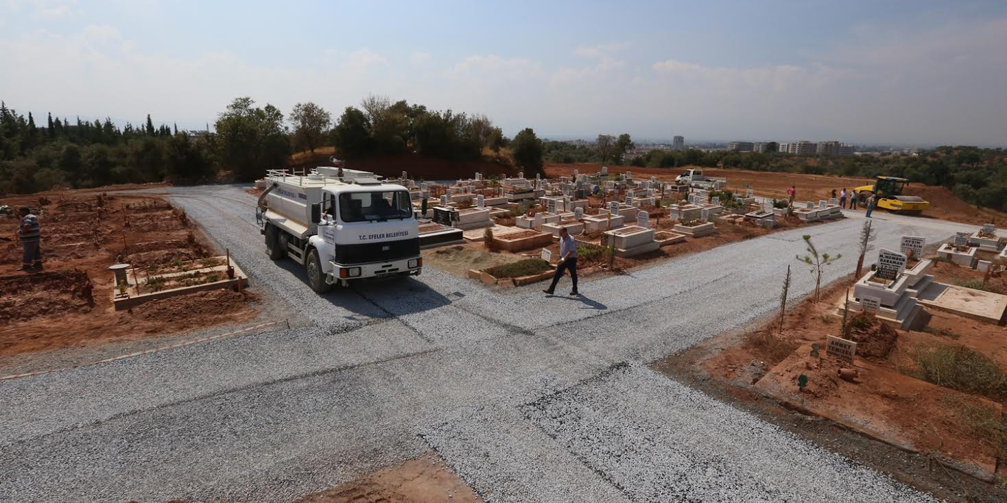 Kemer Mezarlığı'ndaki toprak yollar asfaltlandı
