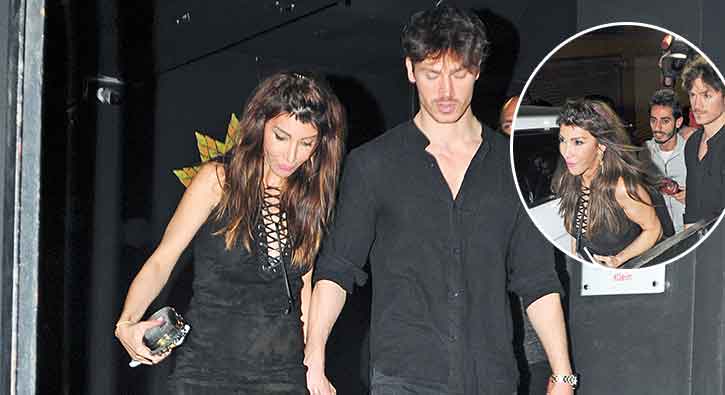 Kendinden 12 Yaş Küçük Olan Sevgilisiyle El Ele