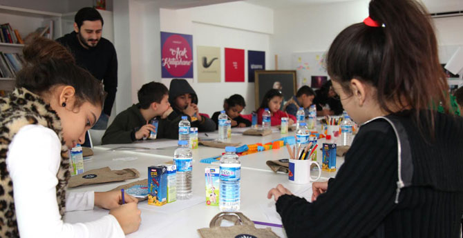 Kente Tasarımla Müdahale Eden Minikler