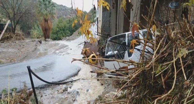 Kıbrıs'ta sel suları araçları sürükledi