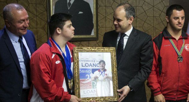 Kılıç, down sendromlu şampiyon sporcularla bir arada