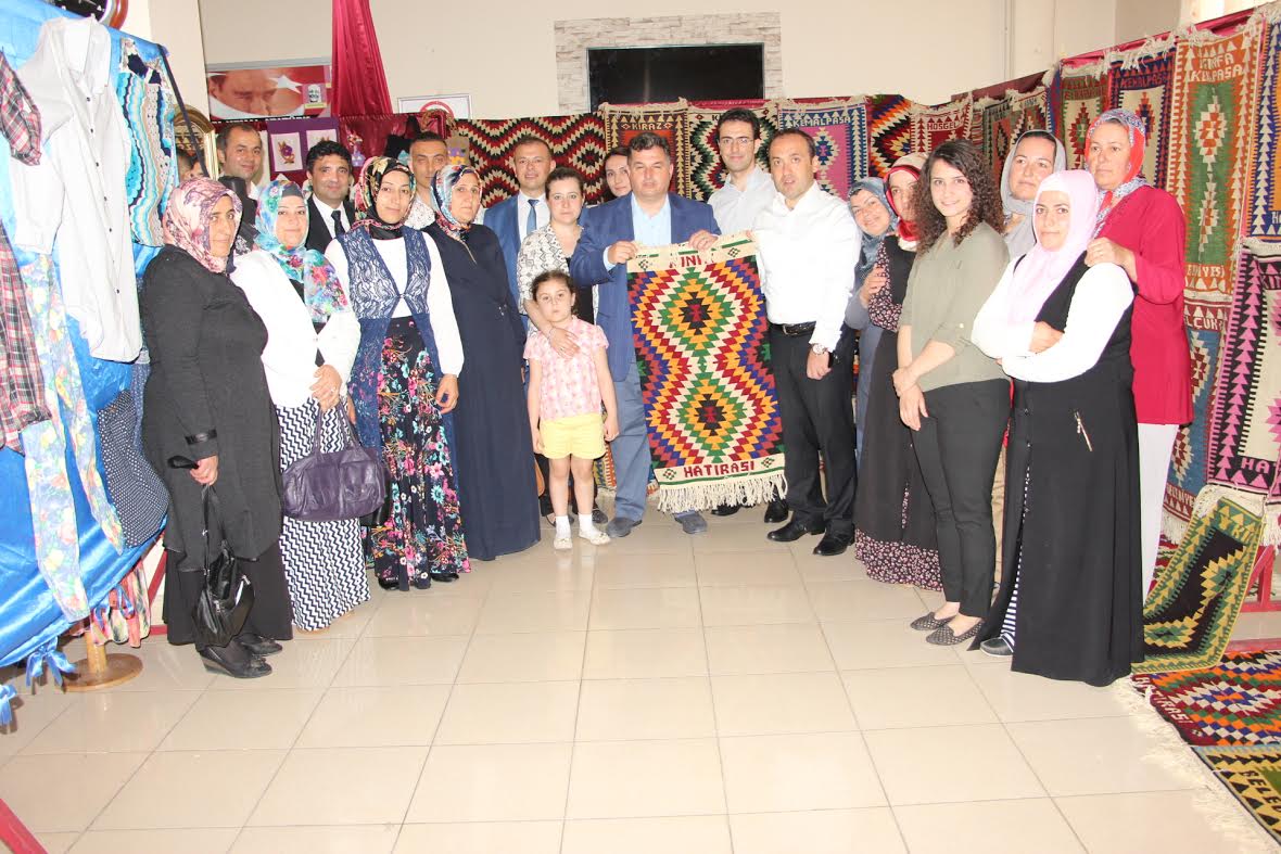 Kınık Halk Eğitim Merkezi'nin Yıl Sonu Sergisi Açıldı