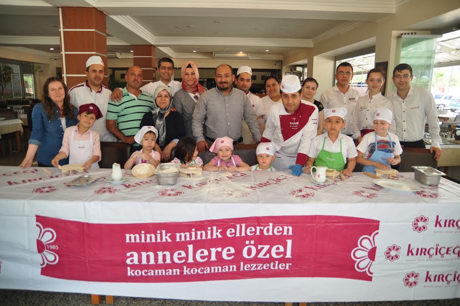 Kırçiçeğinde minik şefler annelerine pide yaptı