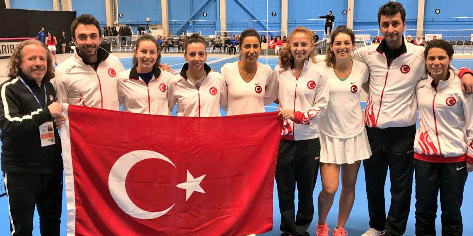 KIRMIZI-BEYAZLILAR YERİNİ KORUDU