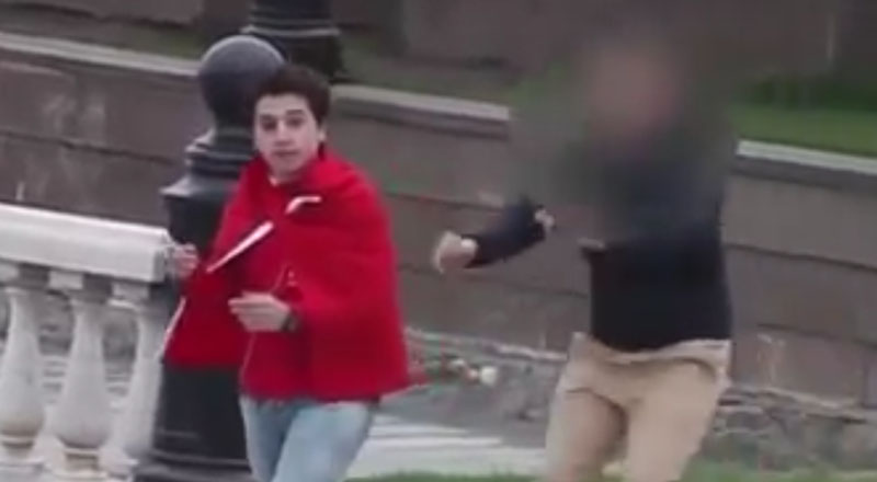 Kızıl Meydan'da Türk Bayrağını Sırtına Sararak Dolaştı