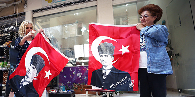 Konak'ta 20 bin Türk bayrağı dağıtıldı