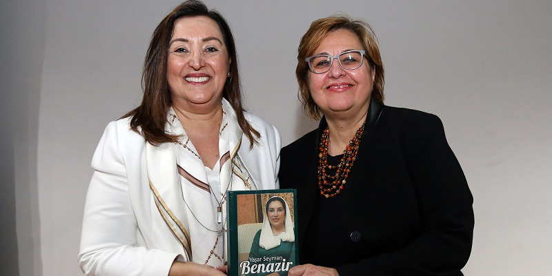 Konak'ta Medeni Kanun ve Benazir konuşuldu