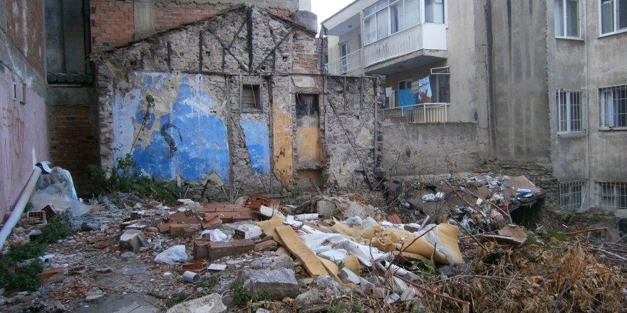 Konak'ta Tarihi Binalar Çöplüğe Döndü