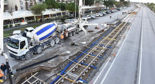 Konak tramvayında soluk soluğa