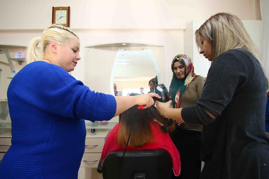 Kuaförlüğün ustaları Bayraklı’da yetişiyor