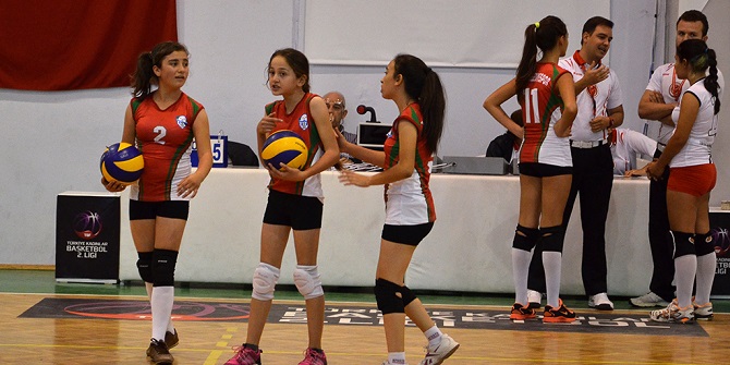 Küçük voleybolcular gelecek için hazırlanıyor