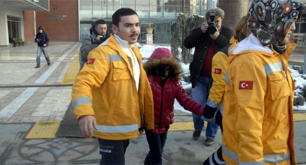 Kurusıkı tabancayla kızını rehin aldı