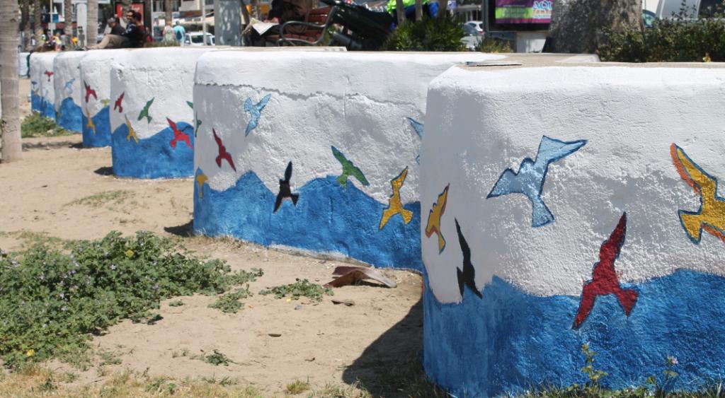 KUŞADASI HALK PLAJI'NIN DUVARLARINA RENGARENK KUŞLAR