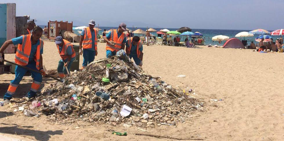 KUŞADASI SAHİLLERİNDE TEMİZLİK YAPILDI