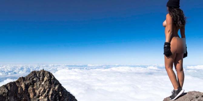Kutsal dağın tepesinde çırılçıplak poz verdi