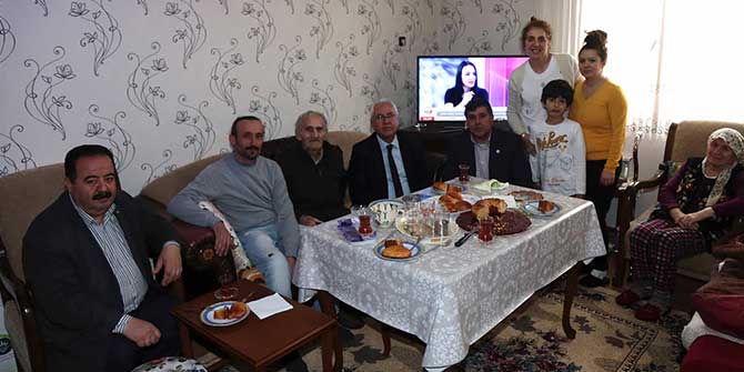 Mahalle Mahalle Dolaşıp Referandumu Anlatıyor