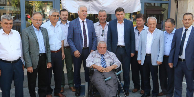 Manisa Büyükşehir'den Muhtara Hediye