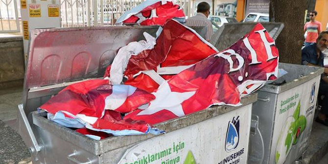 Manisa'da Türk bayraklarını çöpe attılar