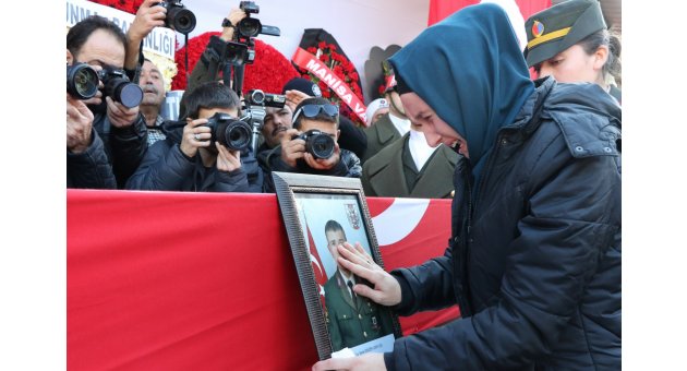 Manisa şehidine ağladı