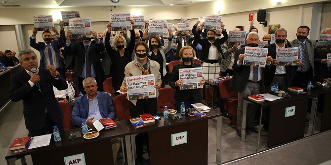 Mecliste CHP&#039;lilerden Cumhuriyet protestosu