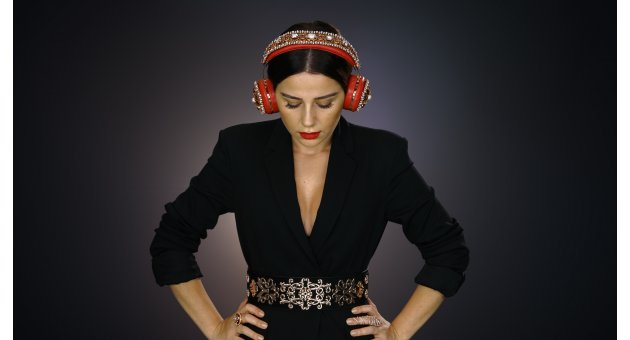 MERVE ÖZBEY YENİ HİT ŞARKISINA KLİP ÇEKTİ!