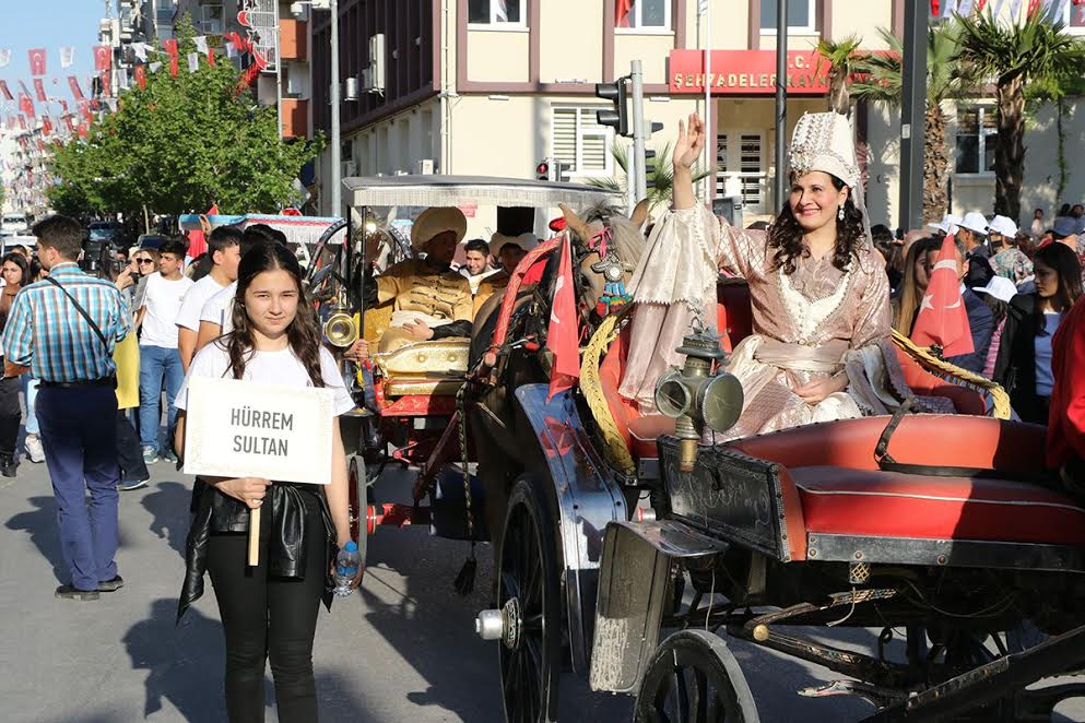 Mesir Korteji Manisalıları Sokağa Döktü