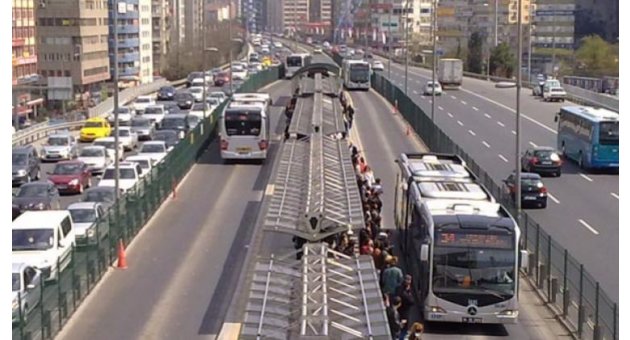 Metrobüsten indi, 2 milyon lirasını kaptırdı!