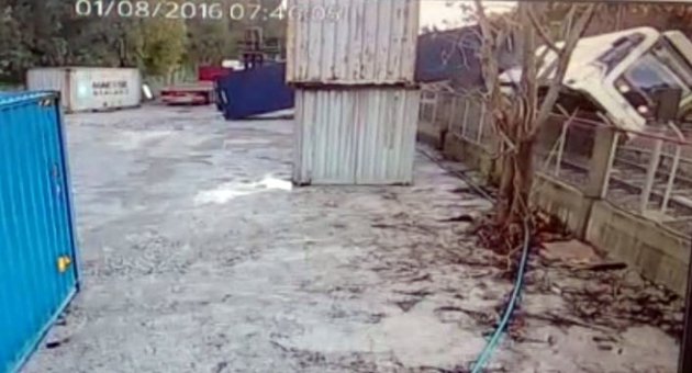 Metro vagonunun devrildiği anlar kameraya yansıdı