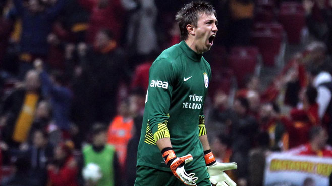 Milli Maçta Usta File Bekçisi Muslera'yı Çıldırttılar!