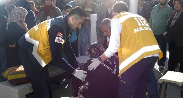 Minibüsten düşen kadın hastanelik oldu