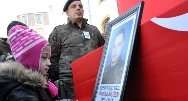 Minik Esma'dan şehit babaya veda