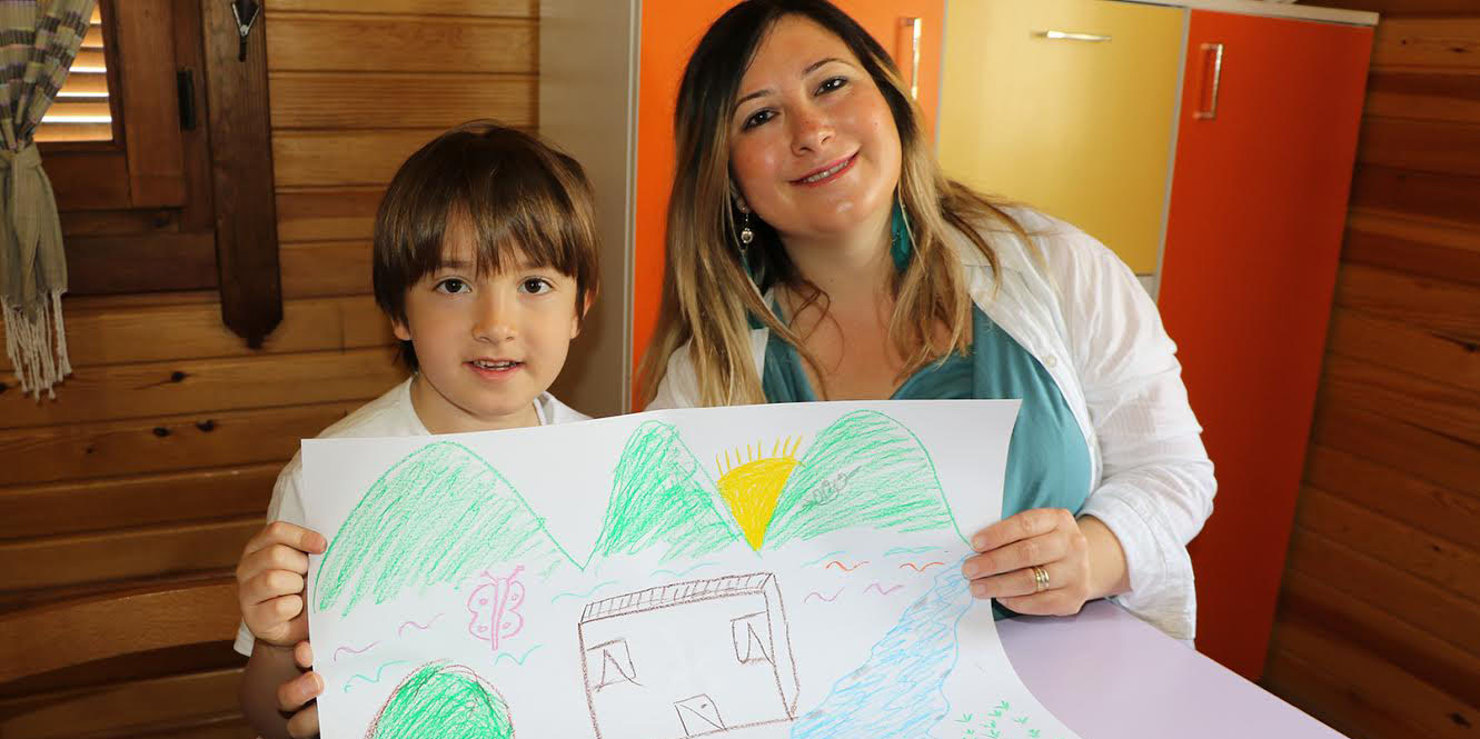 Minikler Anneleriyle Ailelerini Resmetti