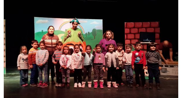 Minikler tiyatroyu çok sevdi
