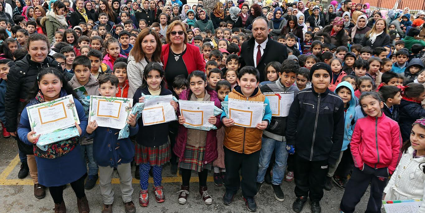 Minik öğrencilerin karnelerini Başkan verdi