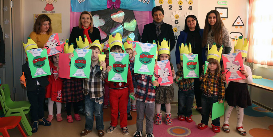 MİNİK ÖĞRENCİLER KARNE SEVİNCİ YAŞADI