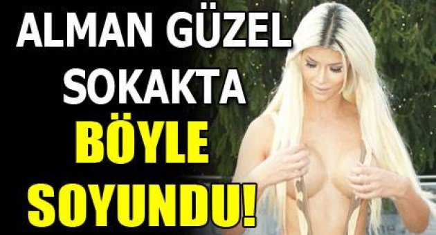 model Micaela Schaefer, yılbaşı için çıplak poz verdi.