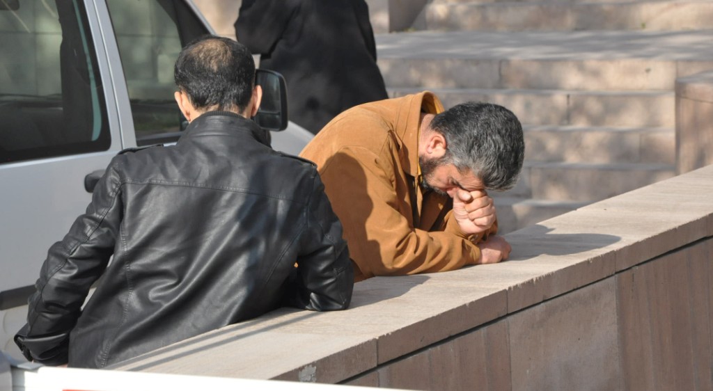 MORG ÖNÜNDE KAHREDEN BEKLEME