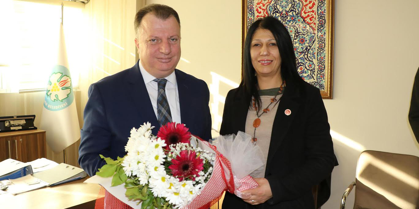 Muhtarlardan Çiçekli Teşekkür