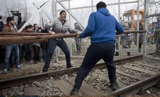 Mülteciler sınırı yıktı!