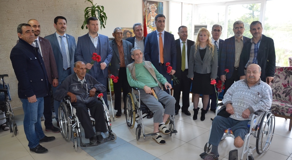 MÜSİAD İzmir’den Yaşlılar Günü Ziyareti